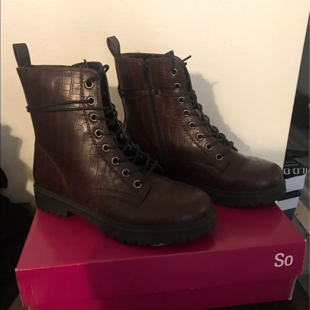 NIB~Sonoma Burgundy Crocodile Print Combat Ankle Booties Sz 9.5M